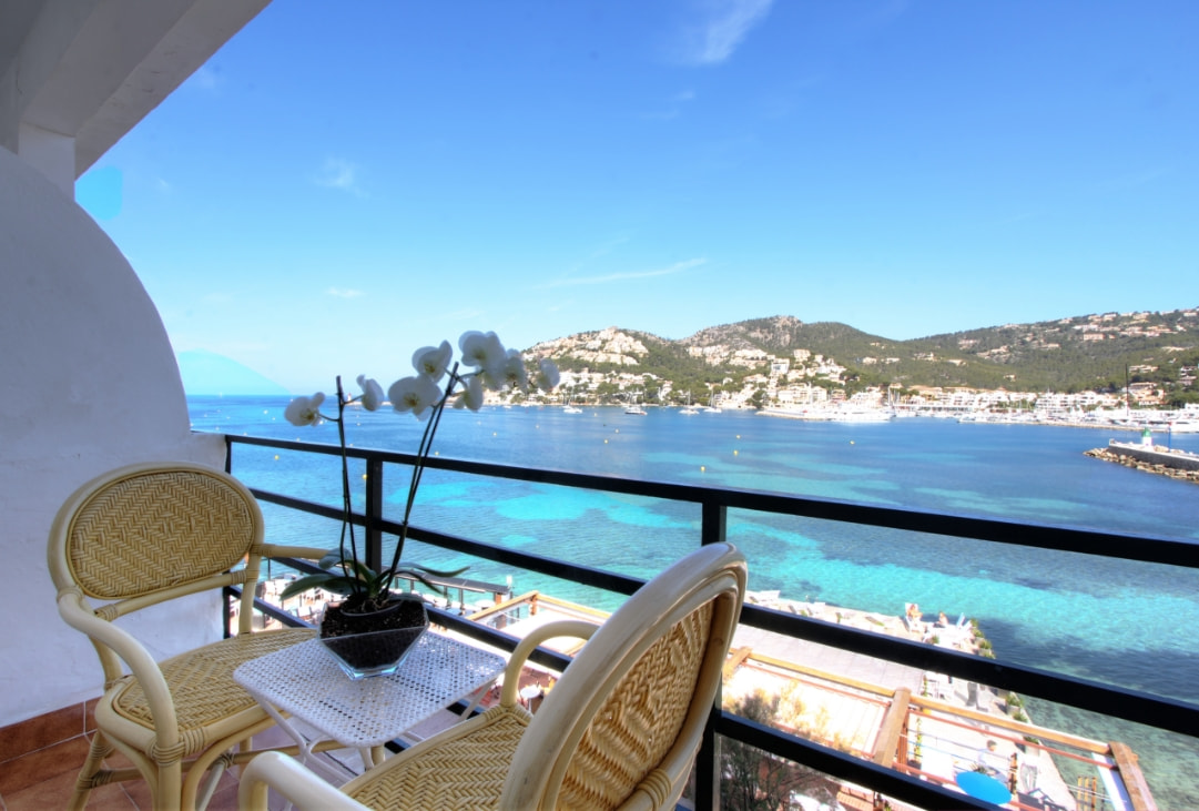 Blick auf den Strand vom Balkon des Zimmers im Hotel Brismar.